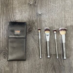 IT COSMETICS Makeup Brush Set with case